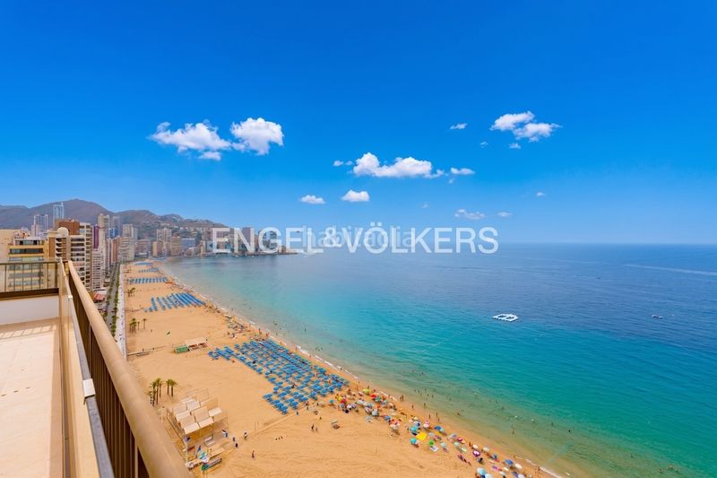 Foto 4ab277cc-fae6-4aa3-9ff7-1ed3aa4fb0e7. Àtic amb aparcament a Playa Levante Benidorm