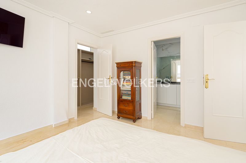Foto 54866e25-1906-427d-85a5-223ade9d9f75. Àtic amb aparcament a Playa Levante Benidorm