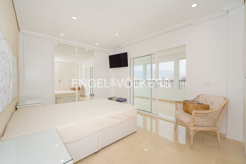 Foto aa11e569-d3ac-4767-af7b-136a1174696d. Àtic amb aparcament a Playa Levante Benidorm