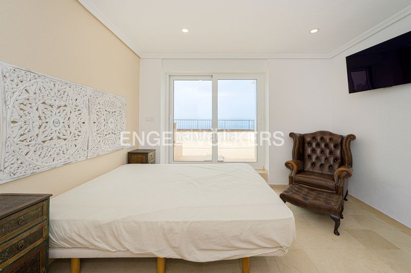 Foto b0f8cbdc-5ce3-4e94-a8a2-8803aa21a50f. Àtic amb aparcament a Playa Levante Benidorm