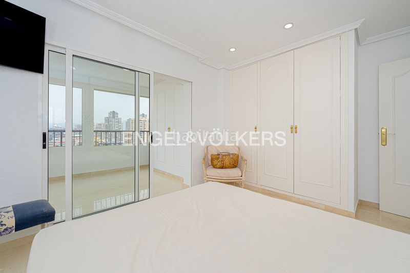 Foto cb5b1a01-6b13-4c25-9581-62084803bd5e. Àtic amb aparcament a Playa Levante Benidorm