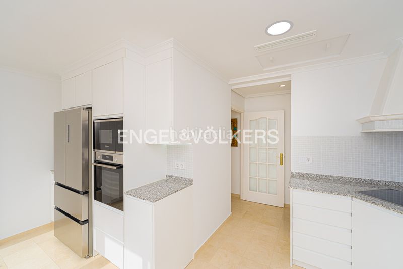 Foto e990a854-a4b2-4596-9f2f-6e2913a4f4ea. Àtic amb aparcament a Playa Levante Benidorm