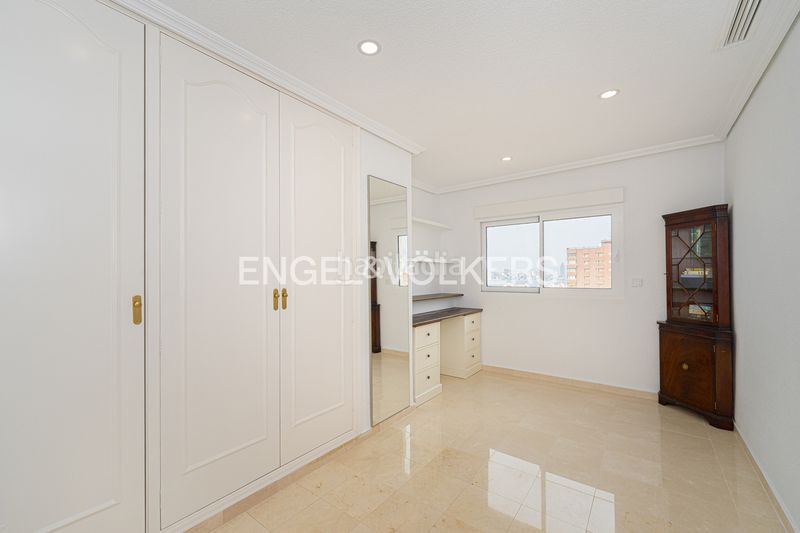 Foto fa8b1667-812d-4a65-9292-045f836ea430. Àtic amb aparcament a Playa Levante Benidorm