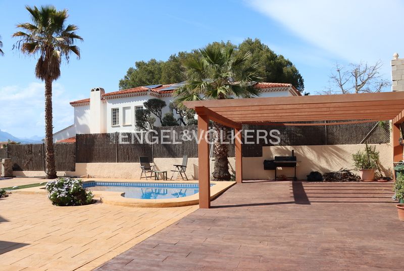 Foto 24e8d853-0a8d-4094-9add-57c02b6f7d13. Xalet amb xemeneia aparcament piscina a Sierra Helada Benidorm