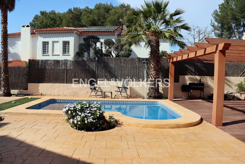 Foto 43e7907a-c832-4996-8fb2-4b2a1993176d. Xalet amb xemeneia aparcament piscina a Sierra Helada Benidorm