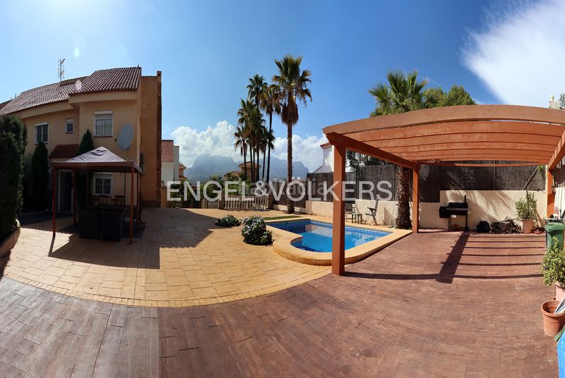 Foto 4d610190-84e5-4854-89da-48dab9bdfdd1. Xalet amb xemeneia aparcament piscina a Sierra Helada Benidorm