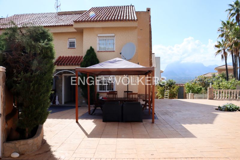 Foto 6b6c0d69-8017-455f-af3a-71466b98a8d9. Xalet amb xemeneia aparcament piscina a Sierra Helada Benidorm