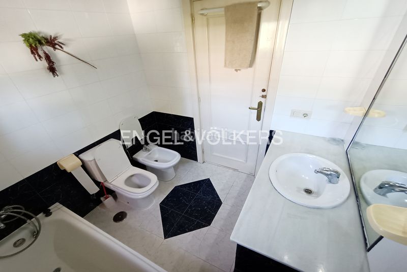 Foto c03fe60a-6523-4fa6-8b2c-2f0faac9b57c. Xalet amb xemeneia aparcament piscina a Sierra Helada Benidorm