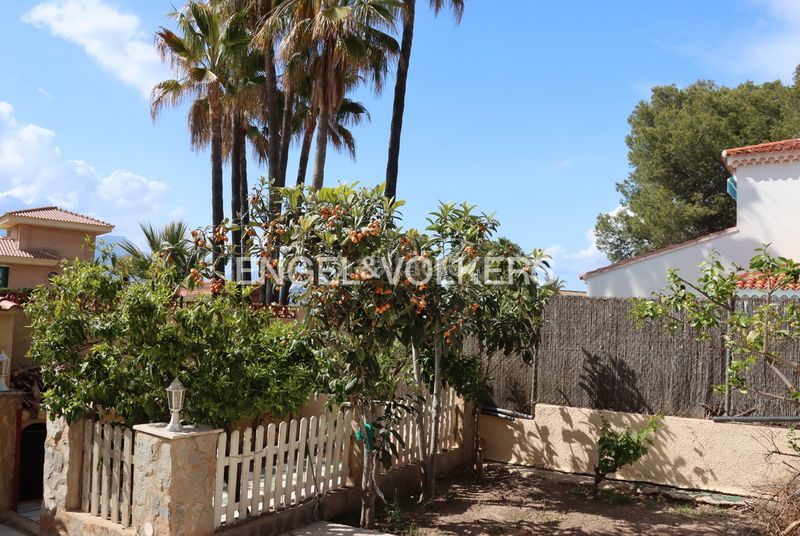 Foto c722fe45-f8f9-4ca4-a582-cc4db389e986. Xalet amb xemeneia aparcament piscina a Sierra Helada Benidorm
