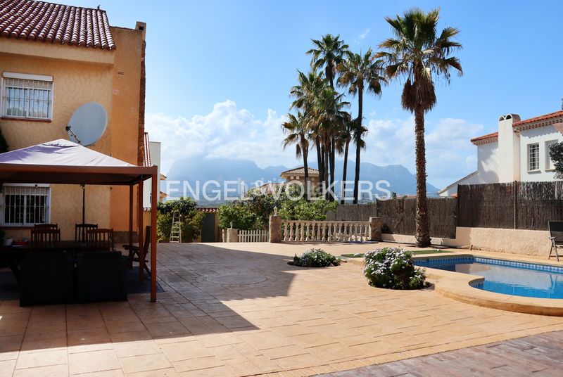 Foto f88a971c-08ce-4235-8f6f-3cd11f126832. Xalet amb xemeneia aparcament piscina a Sierra Helada Benidorm