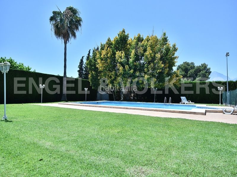 Foto 50e149f3-199a-4782-b2ed-d55c3c08e59f. Casa amb piscina a Sierra Helada Benidorm