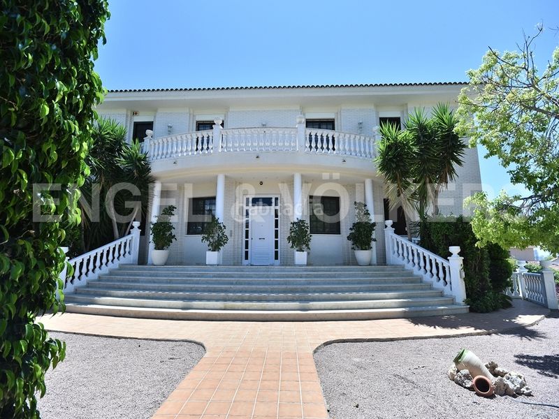 Foto c6fc3704-fc3c-4e38-be8e-8c87db86ebbe. Casa amb piscina a Sierra Helada Benidorm