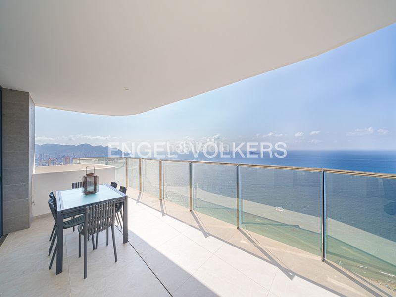 Foto 5dfadd93-9ba6-42e8-a563-aa4281a8136c. Àtic amb piscina a Levante Alto Benidorm