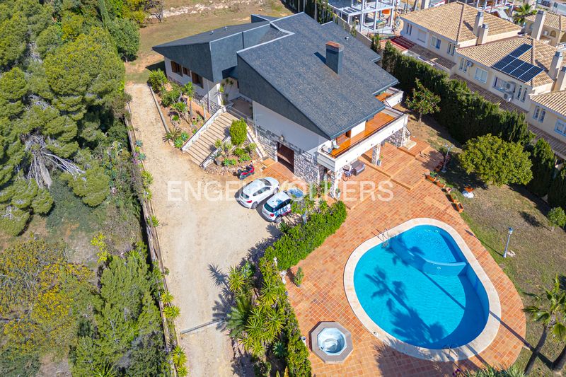Foto 56917879-942d-4d83-8117-64cfe4447a00. Casa amb xemeneia piscina a Coloma Nucia (la)