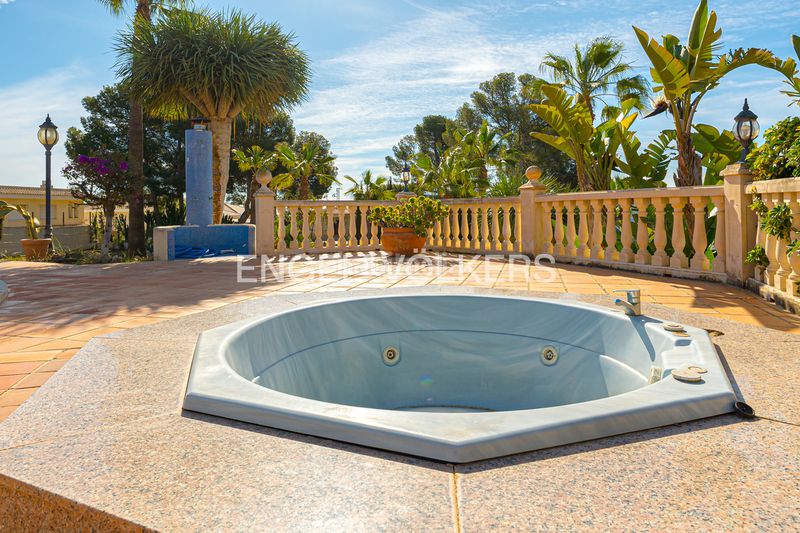 Foto e3fb326e-e399-474b-8005-ebc0de159c38. Casa amb xemeneia piscina a Coloma Nucia (la)