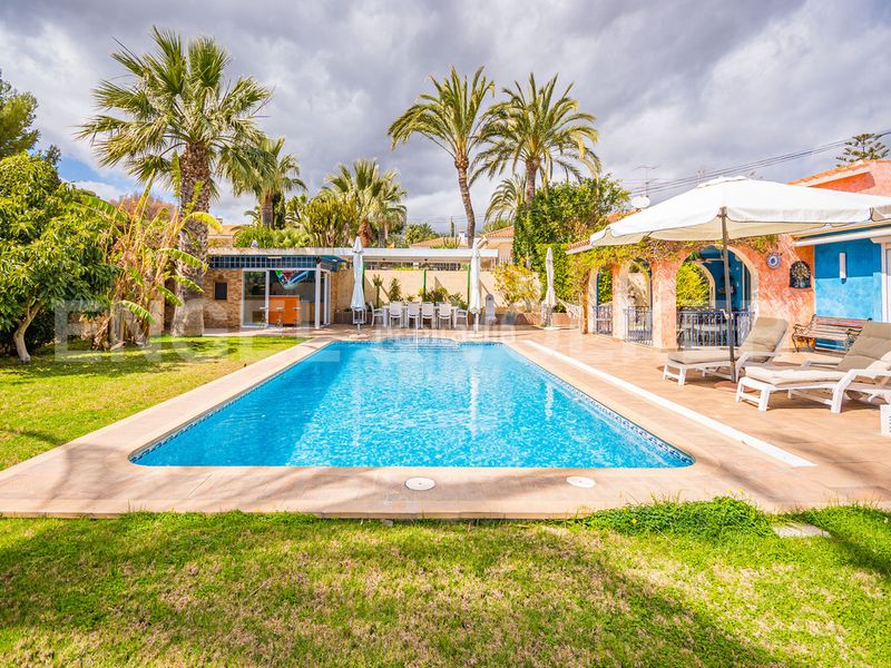 Foto d69c056f-d549-4e63-b3b0-9f3f7fa5095b. Casa en Urbanizaciones Benidorm