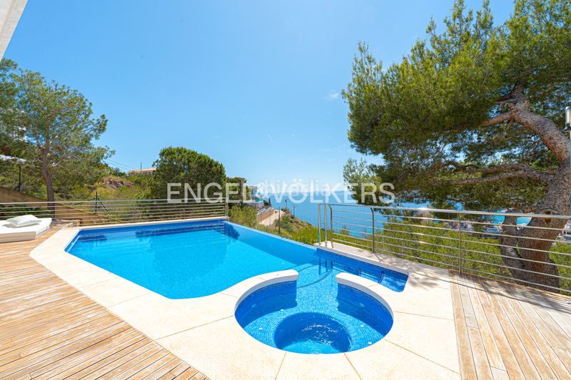 Foto 25c039cb-4d1e-4dda-b380-5d6085a461d7. Casa amb xemeneia piscina a Sierra Helada Benidorm