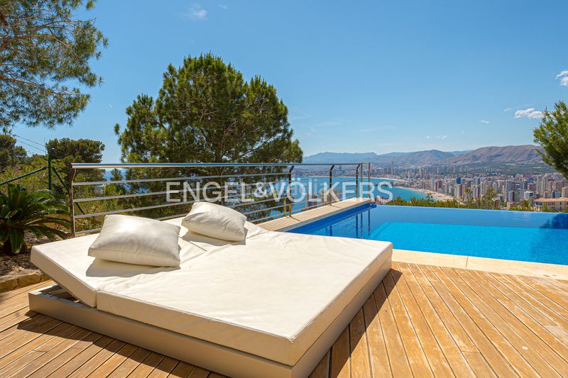 Foto 503d88d4-e7a9-4c58-83d7-08e8c89e70a7. Casa amb xemeneia piscina a Sierra Helada Benidorm