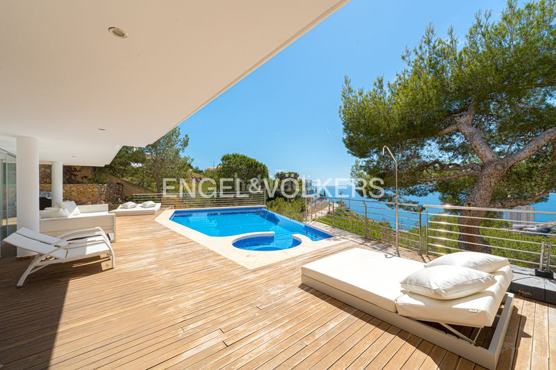 Foto 8ad6d57e-a76b-4915-b91f-630ce7c7b255. Casa amb xemeneia piscina a Sierra Helada Benidorm