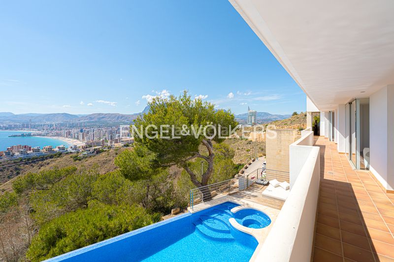 Foto ba62c613-a7f0-44a1-8733-a0882a1b59e7. Casa amb xemeneia piscina a Sierra Helada Benidorm