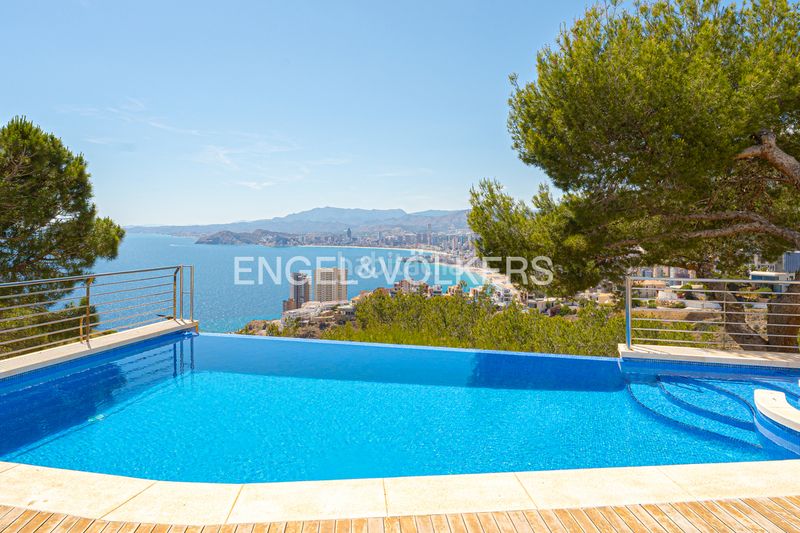 Foto ebe1c875-0176-4bda-982d-ba4c5cba2adb. Casa amb xemeneia piscina a Sierra Helada Benidorm