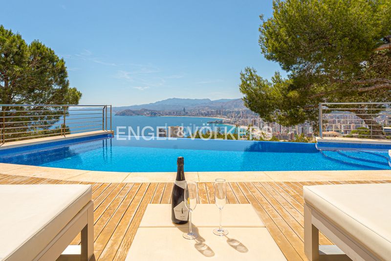 Foto f848b5e5-e017-4b79-aaf8-8ee5a184af9f. Casa amb xemeneia piscina a Sierra Helada Benidorm
