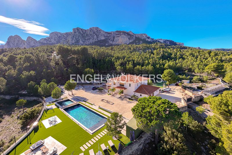 Foto 28091f1f-0587-4d45-9002-f56048c77663. Casa amb xemeneia piscina a Guadalest