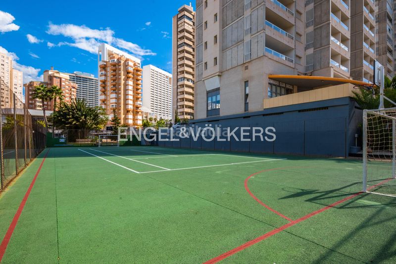 Foto f774e429-ed1e-4d17-b8a7-7bba55a2a0ac. Àtic amb piscina a Levante Alto Benidorm