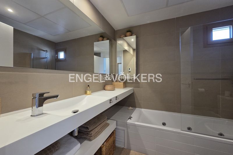 Foto 131e5042-f5a3-433a-a682-d2df2ecfe846. Apartament amb piscina a Playa Poniente Benidorm