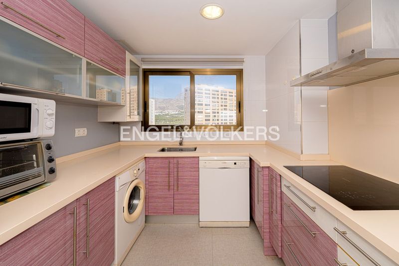 Foto 6af1f04e-8316-4194-9023-2f1d0b54c4f6. Apartament amb piscina a Playa Poniente Benidorm