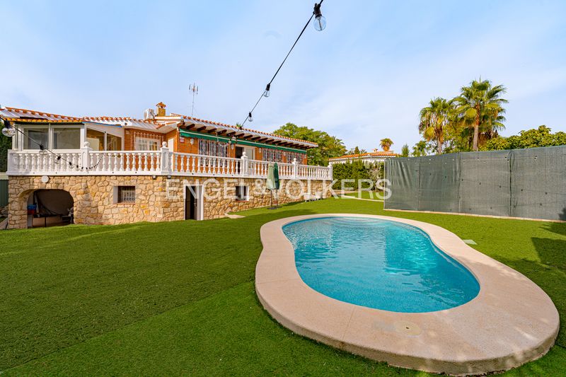 Foto ae41789c-3a01-4ad2-8773-ed80797fe70d. Casa amb piscina a Coloma Nucia (la)