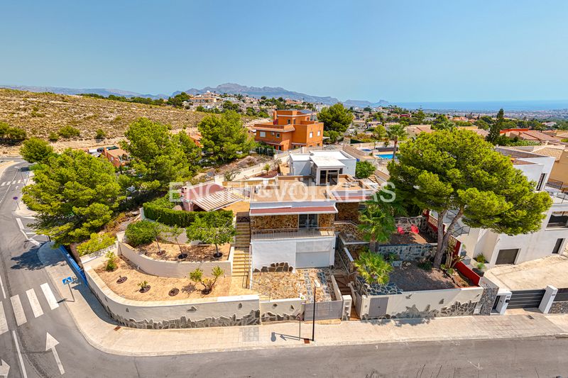 Foto 6bbe76aa-3bc3-45e4-a3df-f4a733d7c8b0. Casa amb piscina a Coloma Nucia (la)