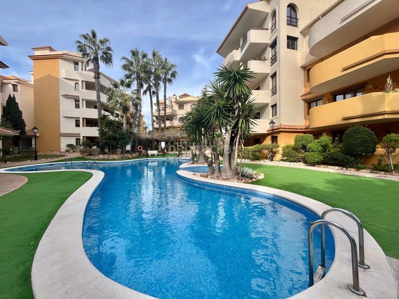 Foto 9df8054f-c4c5-48d6-8050-0472e23dd123. Casa amb calefacció aparcament piscina a Punta Prima Torrevieja