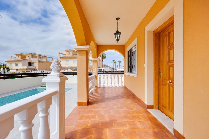 Foto c3ac2e02-18a9-4373-ae5d-33d03bde056c. Xalet amb aparcament piscina a Algorfa