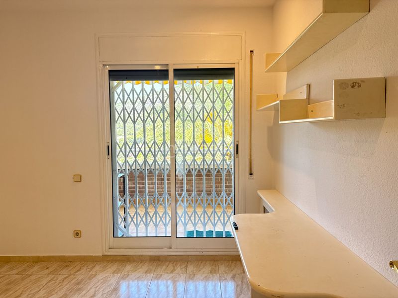 Foto 1905a780-2849-4010-b85e-612157f0f80a. Casa adossada amb xemeneia calefacció aparcament piscina a Castelldefels