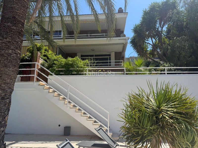 Foto 3a748ba7-3b0a-443e-8c12-4e61c9743069. Casa adossada amb xemeneia calefacció aparcament piscina a Castelldefels
