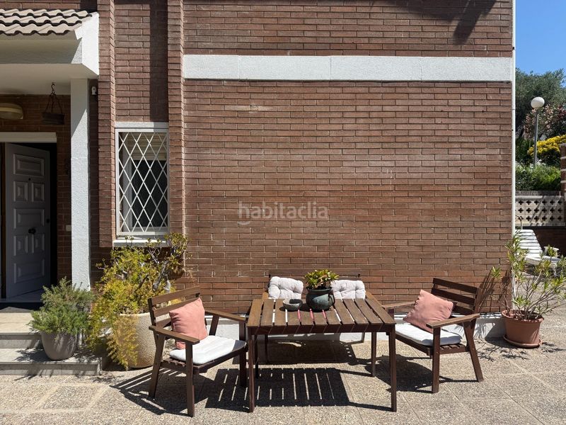 Foto a78adb6e-e81a-455d-85de-7bbed7150674. Casa adossada amb xemeneia calefacció aparcament piscina a Castelldefels
