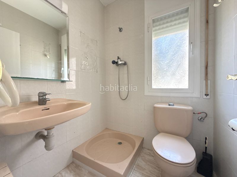 Foto d2bf4226-82e5-4e36-9602-9890b982b77e. Casa adossada amb xemeneia calefacció aparcament piscina a Castelldefels