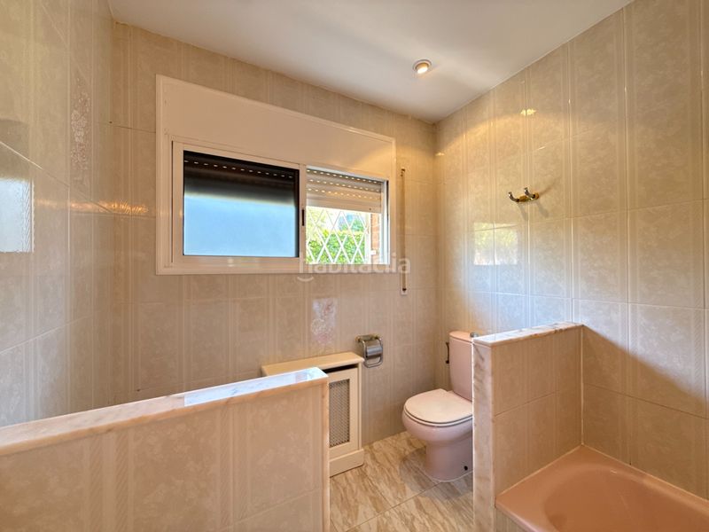 Foto ddcde9a2-f4f5-48de-ab3d-f7411f421258. Casa adossada amb xemeneia calefacció aparcament piscina a Castelldefels