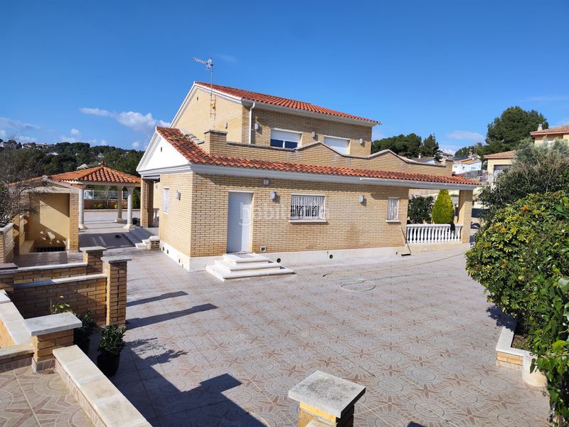 Foto 4a05228f-0bff-43d2-a93e-2df9f22f58e7. Xalet amb aparcament piscina a costa Cunit - els jardins - els rosers Cunit