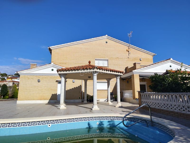 Foto d1a2ea4c-890d-40a7-a3aa-bd8f4c451f3b. Xalet amb aparcament piscina a costa Cunit - els jardins - els rosers Cunit