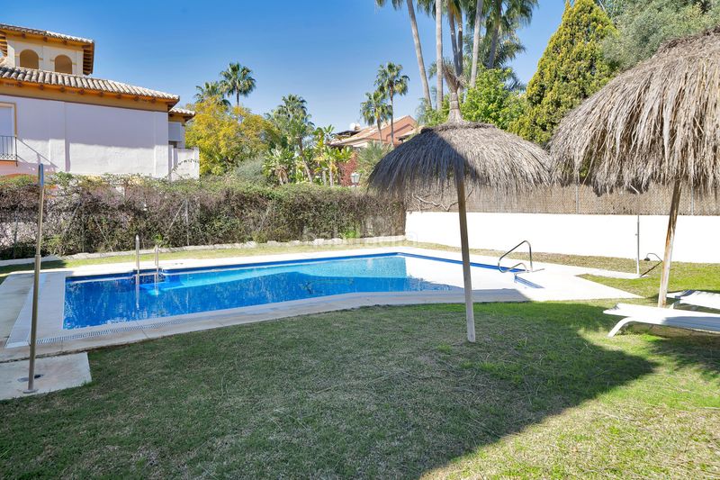Foto 09ce01f5-58e7-4c9c-ab60-b8009de999b9. Casa aparellada amb calefacció aparcament piscina a Marbella