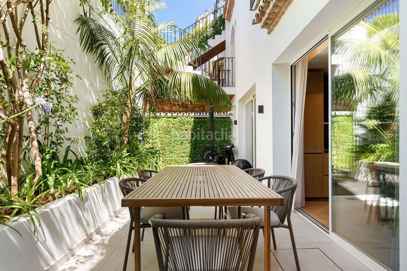 Foto f9b5b35d-90d1-493e-8bc8-734548e900bd. Casa aparellada amb calefacció aparcament piscina a Marbella