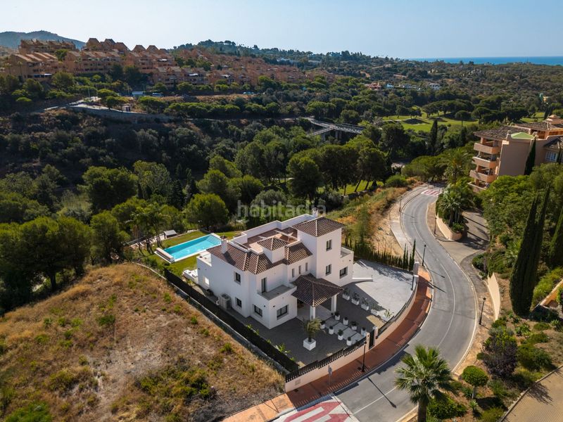 Foto 0e0efbf7-68e2-4ee6-973b-8b66c66bb485. Casa amb calefacció aparcament piscina a Elviria Marbella