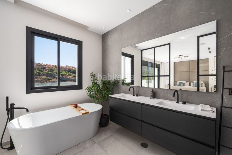 Foto 3d938799-732a-44dd-a132-20b2aa43abfa. Casa amb calefacció aparcament piscina a Elviria Marbella