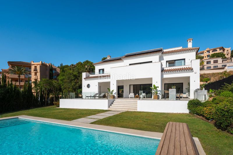 Foto 744c7577-93f7-43f4-bcf4-b5b454ba5f2b. Casa amb calefacció aparcament piscina a Elviria Marbella