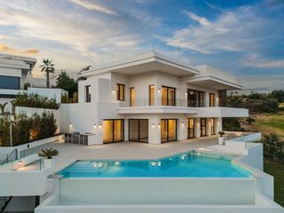 Casa en Centro. Villa contemporánea de lujo en la resina, estepona