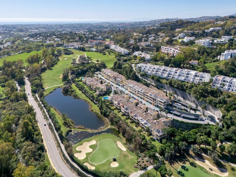 Foto 610e116a-8f56-49d2-b024-99afee4f6aed. Àtic amb calefacció aparcament piscina a La Quinta Benahavís