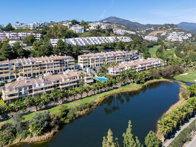 Foto 62cc1f6a-cd7b-42af-b4e8-68ef7c22b264. Àtic amb calefacció aparcament piscina a La Quinta Benahavís