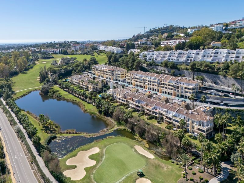 Foto dc705cbe-7039-4264-a9b7-2e7196a3a60a. Àtic amb calefacció aparcament piscina a La Quinta Benahavís